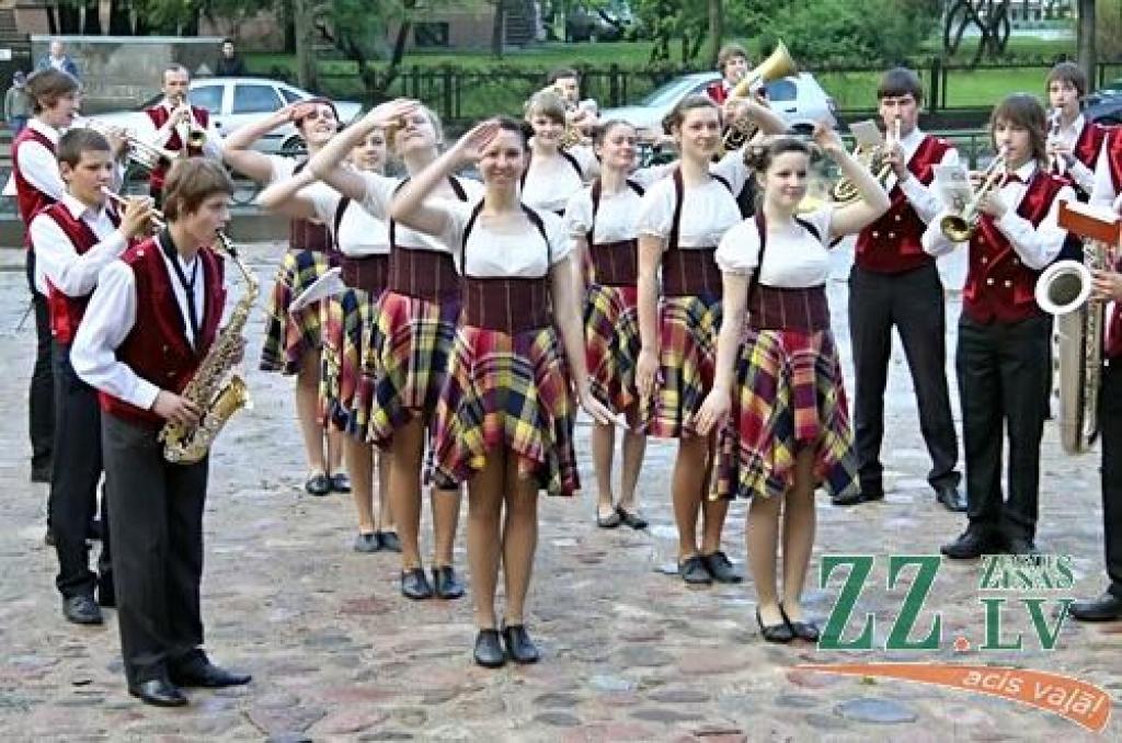 Tieši septiņos vakarā ar hercoga Jēkaba uzrunu no «Academia Petrina» ēkas balkona sākās Muzeju nakts pasākumi Ģ.Eliasa Jelgavas Vēstures un mākslas muzejā. Līdz pat vieniem naktī rosība valdīs gan šeit, gan Jelgavas pilī, gan Dzelzceļa...
