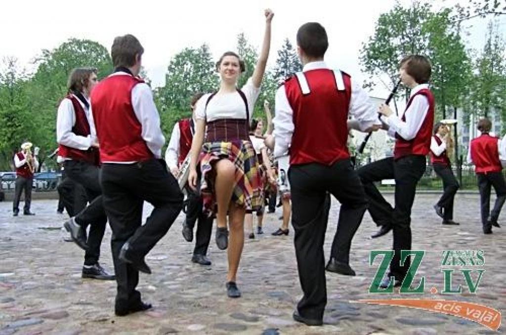 Tieši septiņos vakarā ar hercoga Jēkaba uzrunu no «Academia Petrina» ēkas balkona sākās Muzeju nakts pasākumi Ģ.Eliasa Jelgavas Vēstures un mākslas muzejā. Līdz pat vieniem naktī rosība valdīs gan šeit, gan Jelgavas pilī, gan Dzelzceļa...