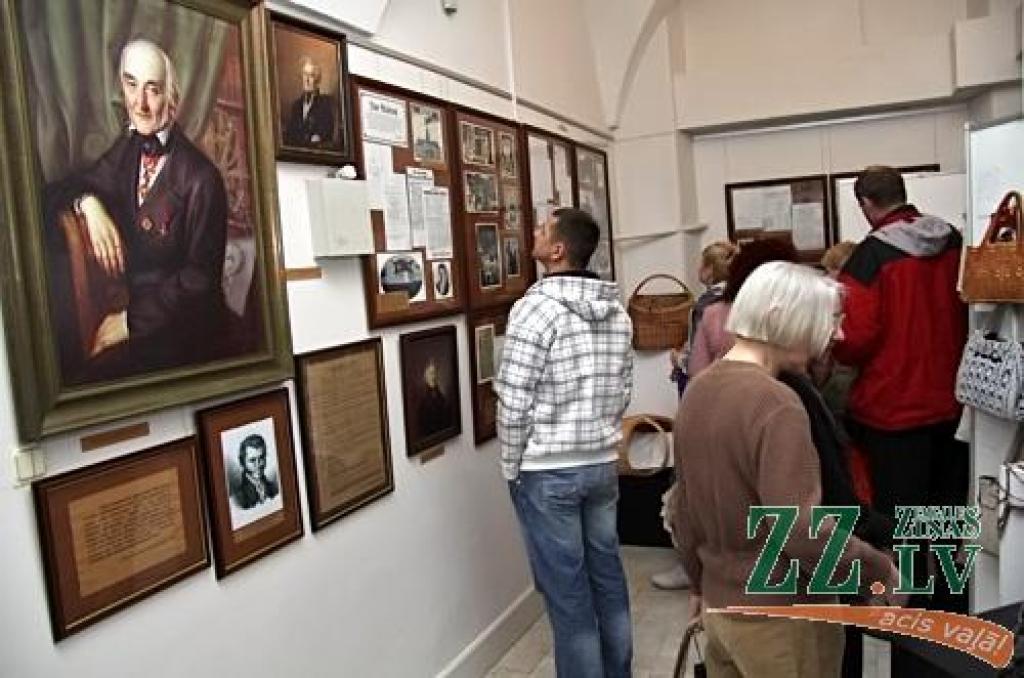 Tieši septiņos vakarā ar hercoga Jēkaba uzrunu no «Academia Petrina» ēkas balkona sākās Muzeju nakts pasākumi Ģ.Eliasa Jelgavas Vēstures un mākslas muzejā. Līdz pat vieniem naktī rosība valdīs gan šeit, gan Jelgavas pilī, gan Dzelzceļa...