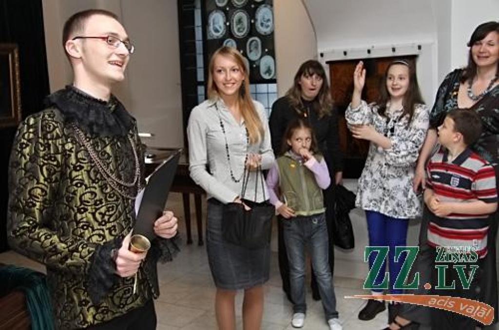 Tieši septiņos vakarā ar hercoga Jēkaba uzrunu no «Academia Petrina» ēkas balkona sākās Muzeju nakts pasākumi Ģ.Eliasa Jelgavas Vēstures un mākslas muzejā. Līdz pat vieniem naktī rosība valdīs gan šeit, gan Jelgavas pilī, gan Dzelzceļa...