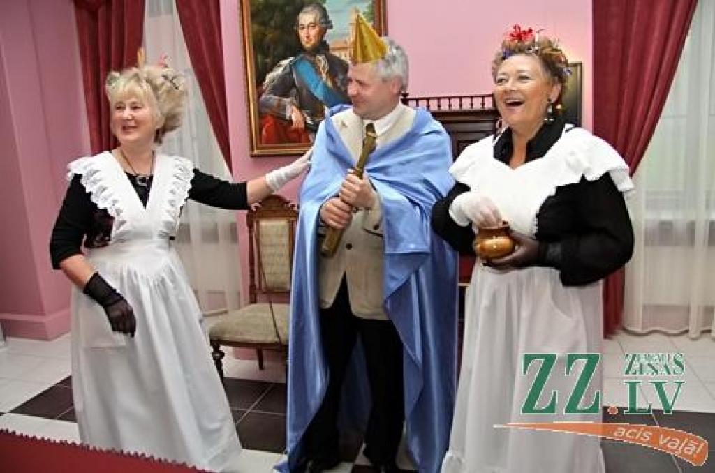 Tieši septiņos vakarā ar hercoga Jēkaba uzrunu no «Academia Petrina» ēkas balkona sākās Muzeju nakts pasākumi Ģ.Eliasa Jelgavas Vēstures un mākslas muzejā. Līdz pat vieniem naktī rosība valdīs gan šeit, gan Jelgavas pilī, gan Dzelzceļa...