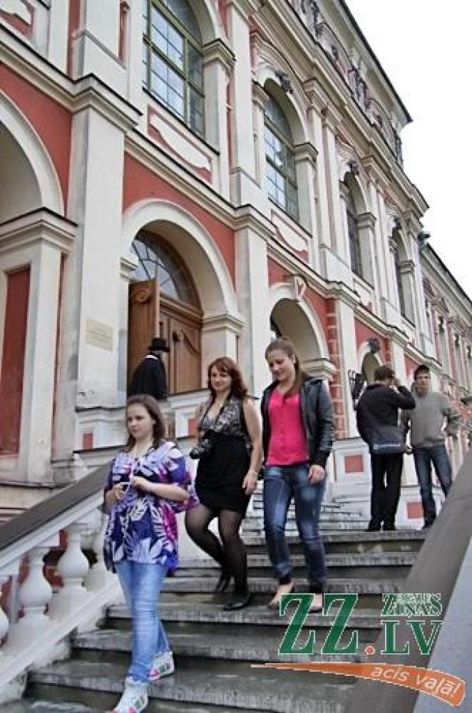 Tieši septiņos vakarā ar hercoga Jēkaba uzrunu no «Academia Petrina» ēkas balkona sākās Muzeju nakts pasākumi Ģ.Eliasa Jelgavas Vēstures un mākslas muzejā. Līdz pat vieniem naktī rosība valdīs gan šeit, gan Jelgavas pilī, gan Dzelzceļa...