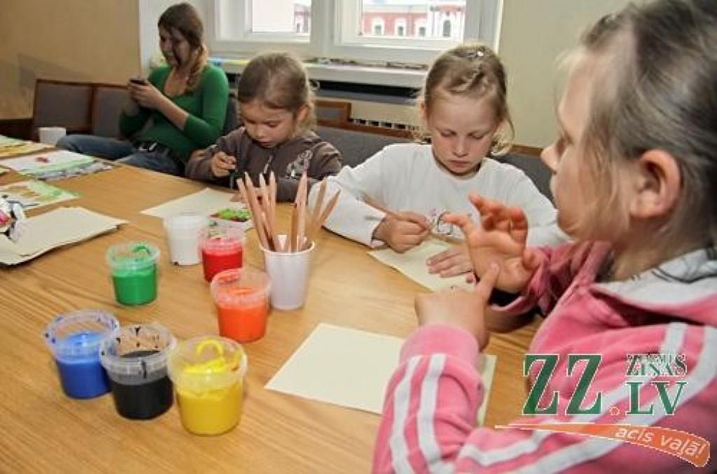 Tieši septiņos vakarā ar hercoga Jēkaba uzrunu no «Academia Petrina» ēkas balkona sākās Muzeju nakts pasākumi Ģ.Eliasa Jelgavas Vēstures un mākslas muzejā. Līdz pat vieniem naktī rosība valdīs gan šeit, gan Jelgavas pilī, gan Dzelzceļa...