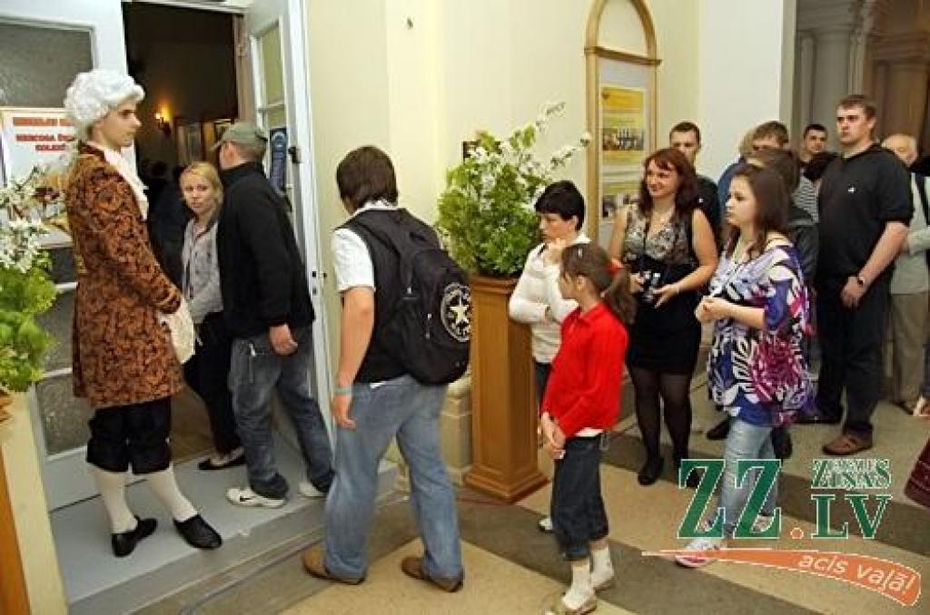 Tieši septiņos vakarā ar hercoga Jēkaba uzrunu no «Academia Petrina» ēkas balkona sākās Muzeju nakts pasākumi Ģ.Eliasa Jelgavas Vēstures un mākslas muzejā. Līdz pat vieniem naktī rosība valdīs gan šeit, gan Jelgavas pilī, gan Dzelzceļa...