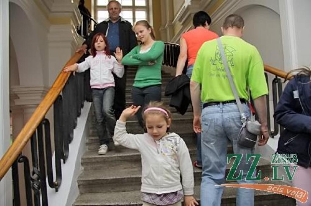Tieši septiņos vakarā ar hercoga Jēkaba uzrunu no «Academia Petrina» ēkas balkona sākās Muzeju nakts pasākumi Ģ.Eliasa Jelgavas Vēstures un mākslas muzejā. Līdz pat vieniem naktī rosība valdīs gan šeit, gan Jelgavas pilī, gan Dzelzceļa...