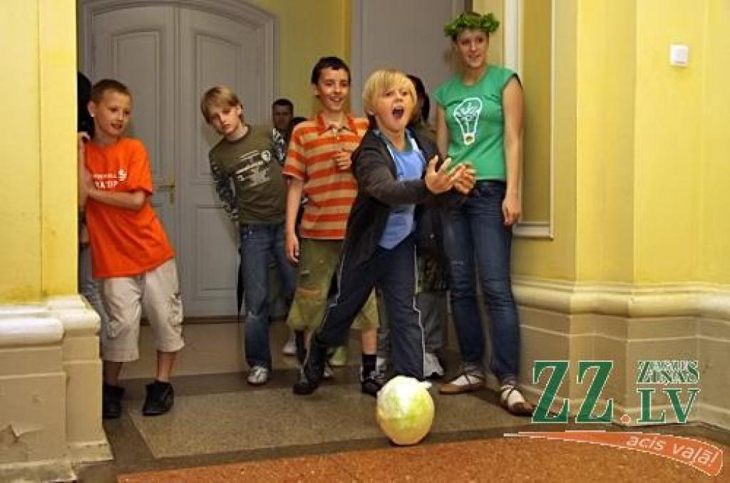 Tieši septiņos vakarā ar hercoga Jēkaba uzrunu no «Academia Petrina» ēkas balkona sākās Muzeju nakts pasākumi Ģ.Eliasa Jelgavas Vēstures un mākslas muzejā. Līdz pat vieniem naktī rosība valdīs gan šeit, gan Jelgavas pilī, gan Dzelzceļa...