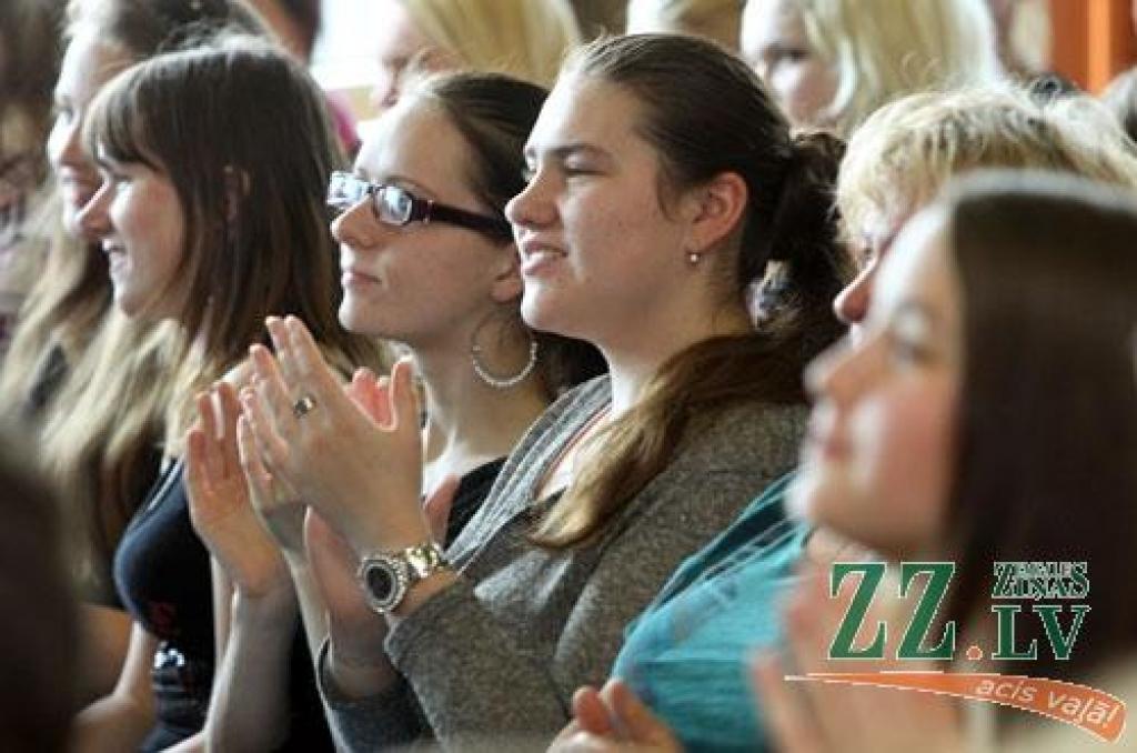 Šajās dienās Jelgavas 1.ģimnāzijā viesojas Šlēzvigas – Holšteinas federālās zemes Vācijā Luiselundas ģimnāzijas audzēkņu alternatīvās mūzikas grupa «Sizzlin' Sally». Ar šo ģimnāziju jelgavnieki skolēnu apmaiņas programmās sadarbojas jau 15...