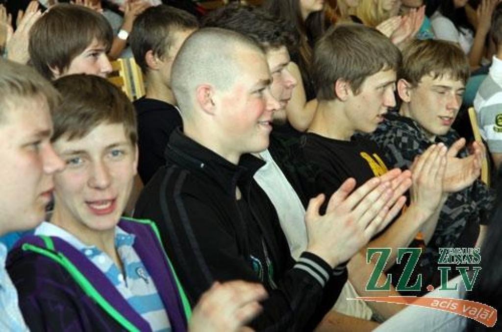 Šajās dienās Jelgavas 1.ģimnāzijā viesojas Šlēzvigas – Holšteinas federālās zemes Vācijā Luiselundas ģimnāzijas audzēkņu alternatīvās mūzikas grupa «Sizzlin' Sally». Ar šo ģimnāziju jelgavnieki skolēnu apmaiņas programmās sadarbojas jau 15...