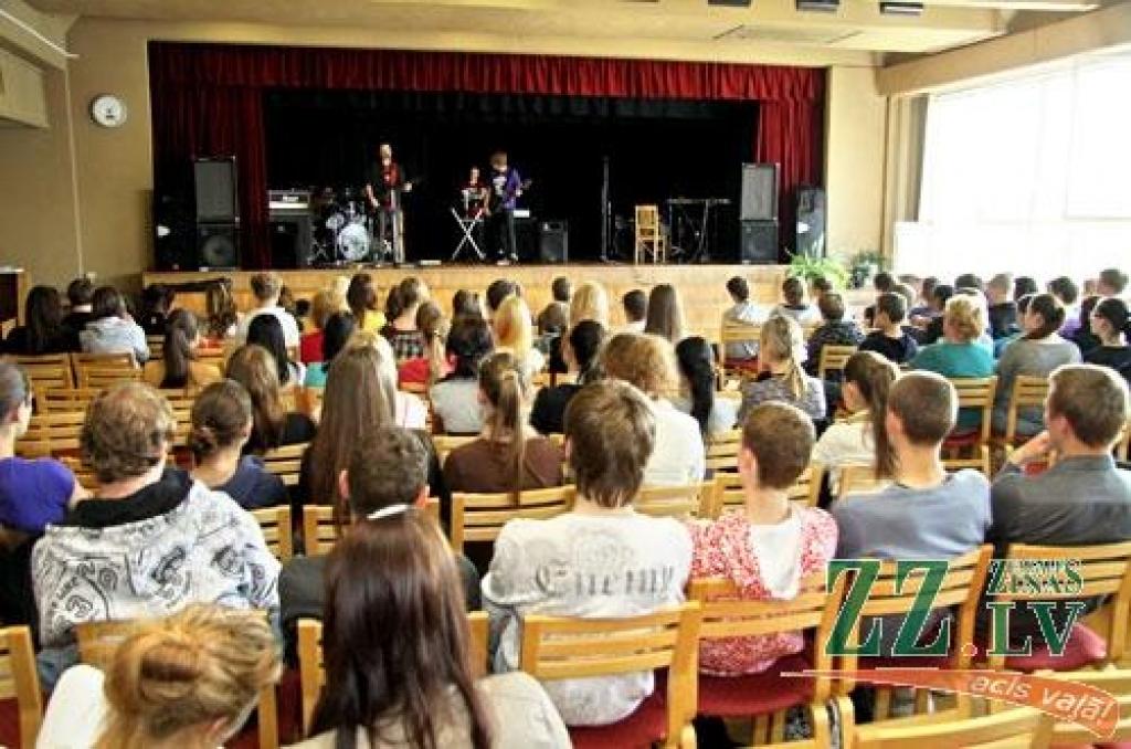 Šajās dienās Jelgavas 1.ģimnāzijā viesojas Šlēzvigas – Holšteinas federālās zemes Vācijā Luiselundas ģimnāzijas audzēkņu alternatīvās mūzikas grupa «Sizzlin' Sally». Ar šo ģimnāziju jelgavnieki skolēnu apmaiņas programmās sadarbojas jau 15...
