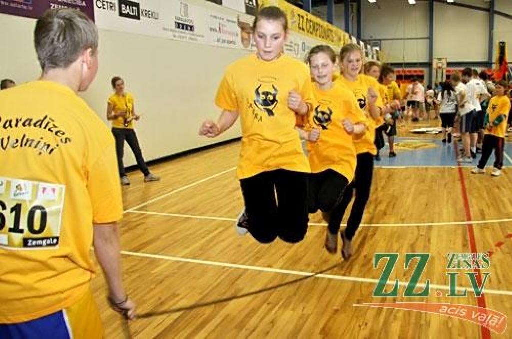 Jelgavas Sporta hallē vakar notika pēdējais skolēnu sporta un prāta spēļu «ZZ čempionāts» pusfināls.
Par ceļazīmi uz «Zelta zivtiņas» finālu 6.jūnijā Rīgā un ceļojumu uz saulaino Itāliju sacentās Jelgavas 1.ģimnāzijas un citu Zemgales...