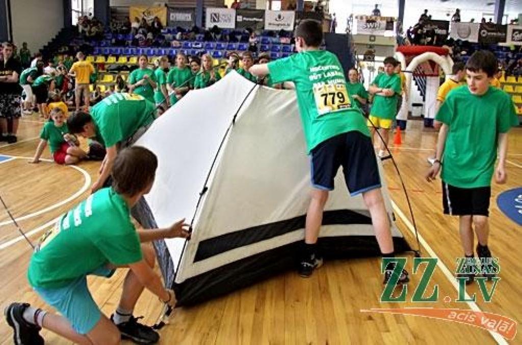 Jelgavas Sporta hallē vakar notika pēdējais skolēnu sporta un prāta spēļu «ZZ čempionāts» pusfināls.
Par ceļazīmi uz «Zelta zivtiņas» finālu 6.jūnijā Rīgā un ceļojumu uz saulaino Itāliju sacentās Jelgavas 1.ģimnāzijas un citu Zemgales...