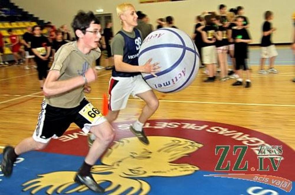Jelgavas Sporta hallē vakar notika pēdējais skolēnu sporta un prāta spēļu «ZZ čempionāts» pusfināls.
Par ceļazīmi uz «Zelta zivtiņas» finālu 6.jūnijā Rīgā un ceļojumu uz saulaino Itāliju sacentās Jelgavas 1.ģimnāzijas un citu Zemgales...