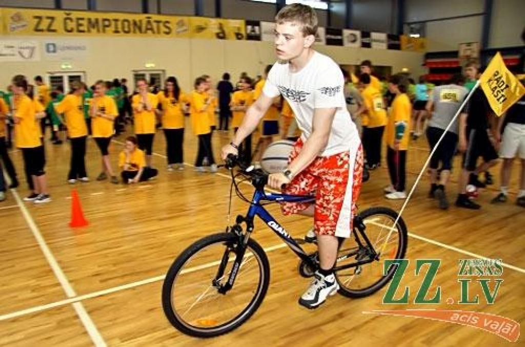 Jelgavas Sporta hallē vakar notika pēdējais skolēnu sporta un prāta spēļu «ZZ čempionāts» pusfināls.
Par ceļazīmi uz «Zelta zivtiņas» finālu 6.jūnijā Rīgā un ceļojumu uz saulaino Itāliju sacentās Jelgavas 1.ģimnāzijas un citu Zemgales...