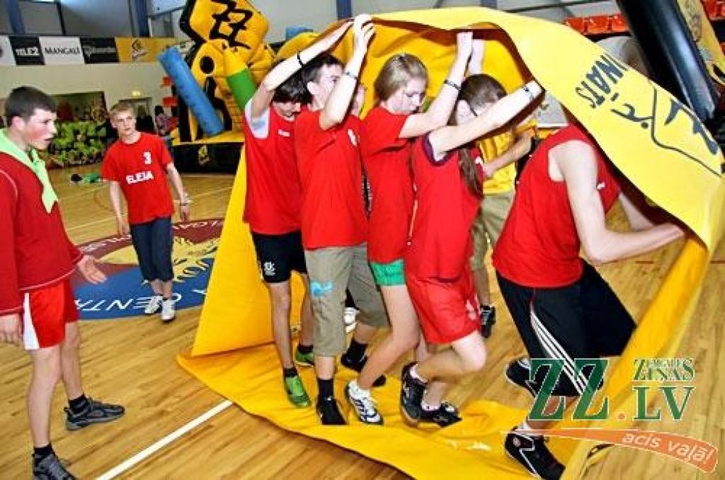 Jelgavas Sporta hallē vakar notika pēdējais skolēnu sporta un prāta spēļu «ZZ čempionāts» pusfināls.
Par ceļazīmi uz «Zelta zivtiņas» finālu 6.jūnijā Rīgā un ceļojumu uz saulaino Itāliju sacentās Jelgavas 1.ģimnāzijas un citu Zemgales...