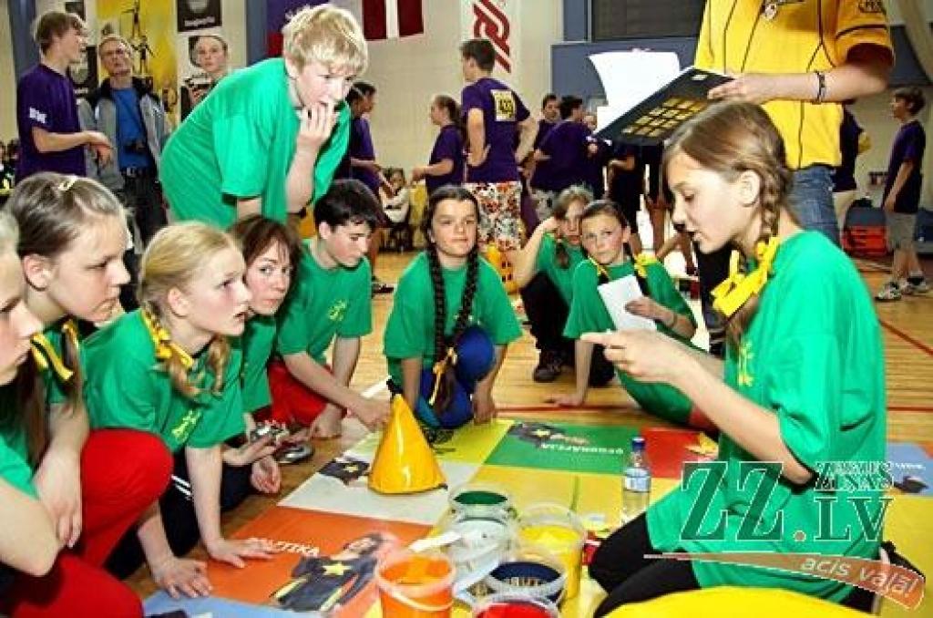 Jelgavas Sporta hallē vakar notika pēdējais skolēnu sporta un prāta spēļu «ZZ čempionāts» pusfināls.
Par ceļazīmi uz «Zelta zivtiņas» finālu 6.jūnijā Rīgā un ceļojumu uz saulaino Itāliju sacentās Jelgavas 1.ģimnāzijas un citu Zemgales...