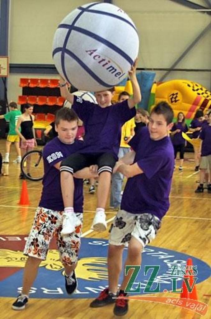Jelgavas Sporta hallē vakar notika pēdējais skolēnu sporta un prāta spēļu «ZZ čempionāts» pusfināls.
Par ceļazīmi uz «Zelta zivtiņas» finālu 6.jūnijā Rīgā un ceļojumu uz saulaino Itāliju sacentās Jelgavas 1.ģimnāzijas un citu Zemgales...