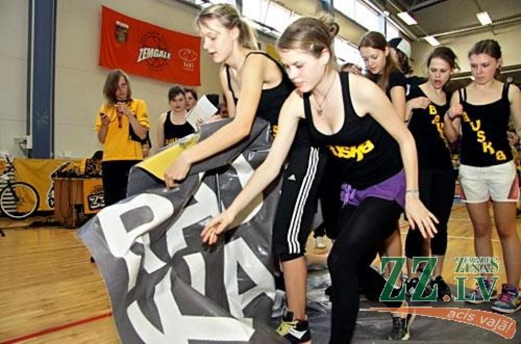 Jelgavas Sporta hallē vakar notika pēdējais skolēnu sporta un prāta spēļu «ZZ čempionāts» pusfināls.
Par ceļazīmi uz «Zelta zivtiņas» finālu 6.jūnijā Rīgā un ceļojumu uz saulaino Itāliju sacentās Jelgavas 1.ģimnāzijas un citu Zemgales...