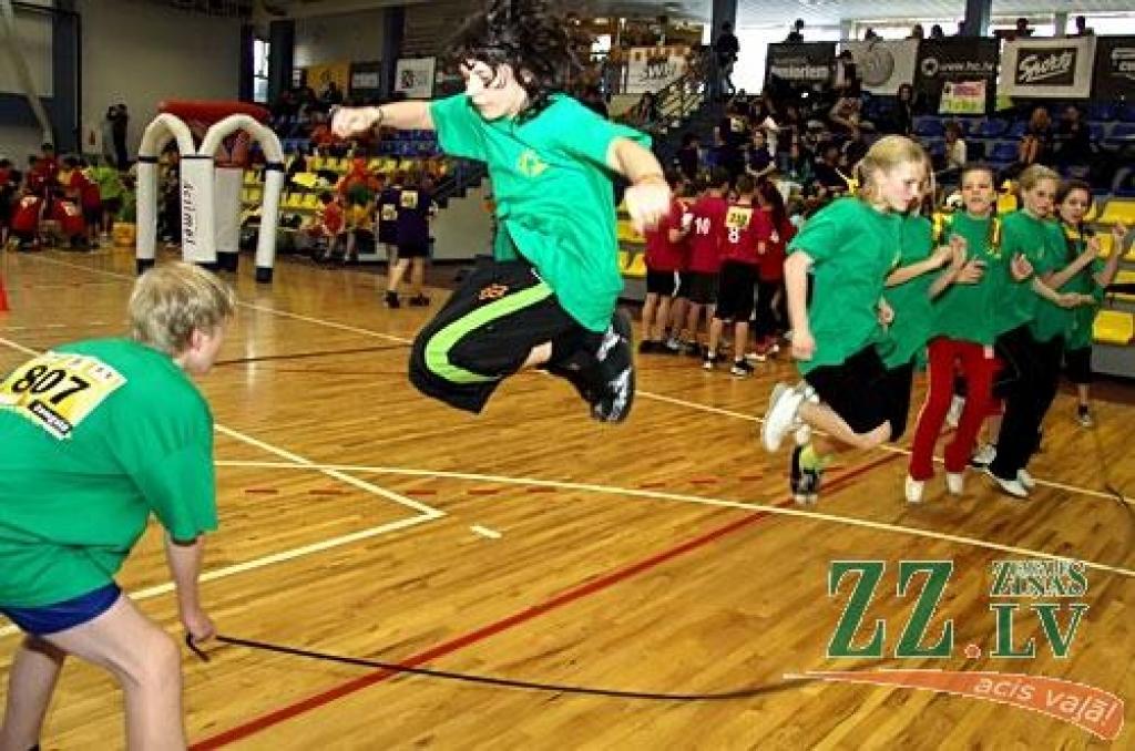 Jelgavas Sporta hallē vakar notika pēdējais skolēnu sporta un prāta spēļu «ZZ čempionāts» pusfināls.
Par ceļazīmi uz «Zelta zivtiņas» finālu 6.jūnijā Rīgā un ceļojumu uz saulaino Itāliju sacentās Jelgavas 1.ģimnāzijas un citu Zemgales...