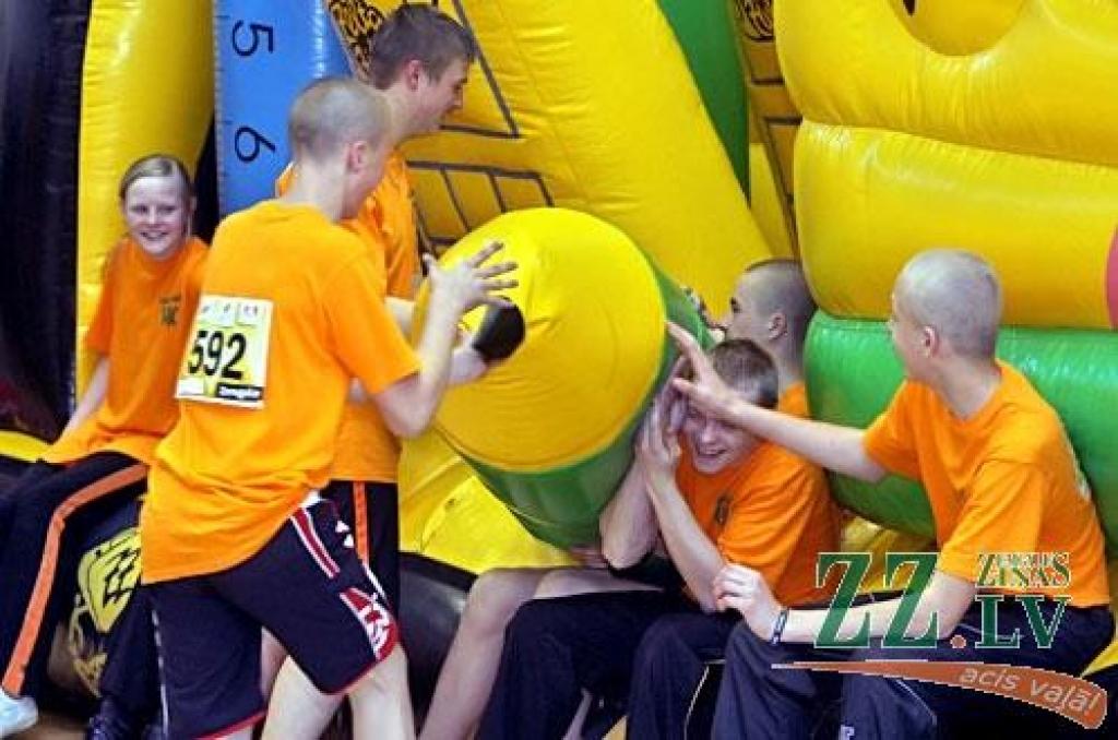 Jelgavas Sporta hallē vakar notika pēdējais skolēnu sporta un prāta spēļu «ZZ čempionāts» pusfināls.
Par ceļazīmi uz «Zelta zivtiņas» finālu 6.jūnijā Rīgā un ceļojumu uz saulaino Itāliju sacentās Jelgavas 1.ģimnāzijas un citu Zemgales...
