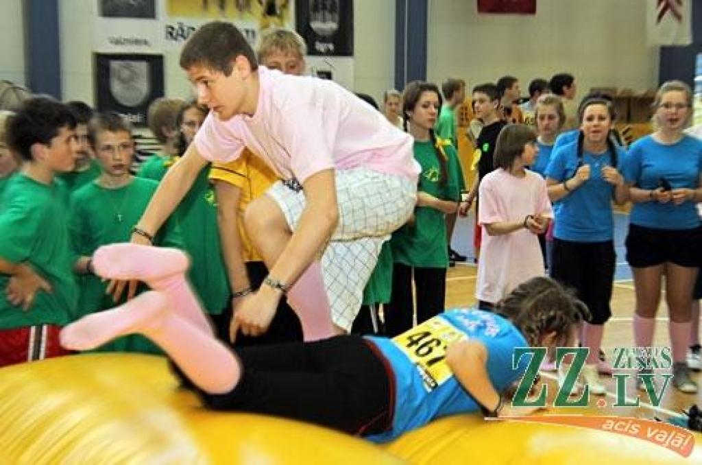 Jelgavas Sporta hallē vakar notika pēdējais skolēnu sporta un prāta spēļu «ZZ čempionāts» pusfināls.
Par ceļazīmi uz «Zelta zivtiņas» finālu 6.jūnijā Rīgā un ceļojumu uz saulaino Itāliju sacentās Jelgavas 1.ģimnāzijas un citu Zemgales...