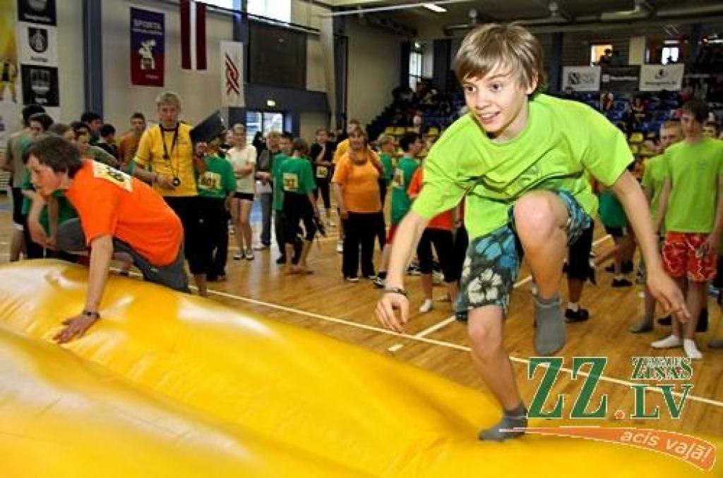 Jelgavas Sporta hallē vakar notika pēdējais skolēnu sporta un prāta spēļu «ZZ čempionāts» pusfināls.
Par ceļazīmi uz «Zelta zivtiņas» finālu 6.jūnijā Rīgā un ceļojumu uz saulaino Itāliju sacentās Jelgavas 1.ģimnāzijas un citu Zemgales...