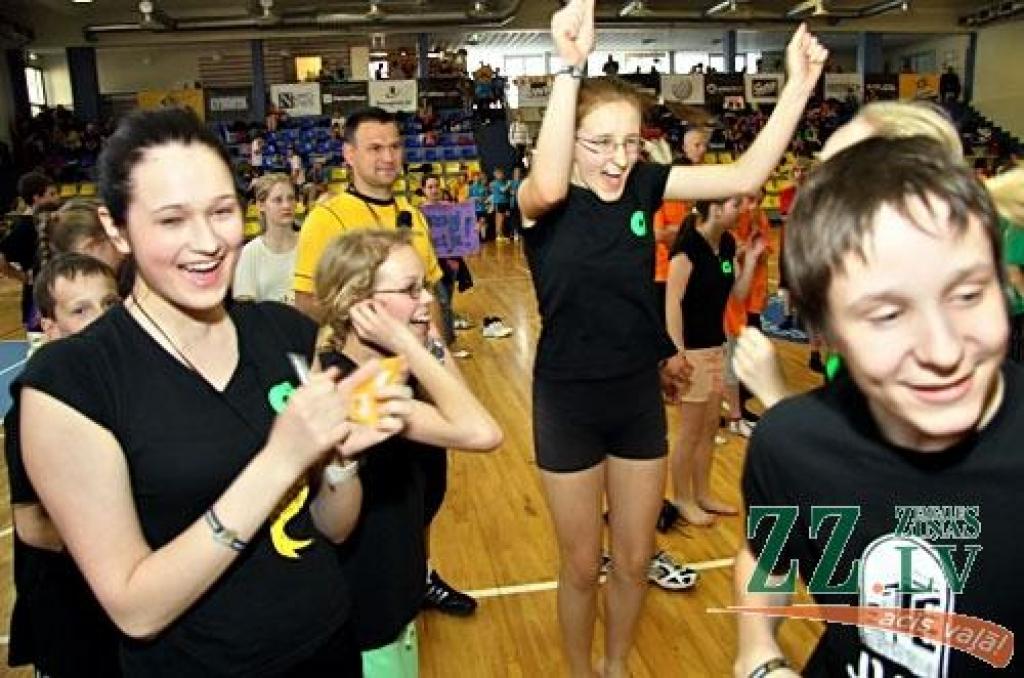 Jelgavas Sporta hallē vakar notika pēdējais skolēnu sporta un prāta spēļu «ZZ čempionāts» pusfināls.
Par ceļazīmi uz «Zelta zivtiņas» finālu 6.jūnijā Rīgā un ceļojumu uz saulaino Itāliju sacentās Jelgavas 1.ģimnāzijas un citu Zemgales...