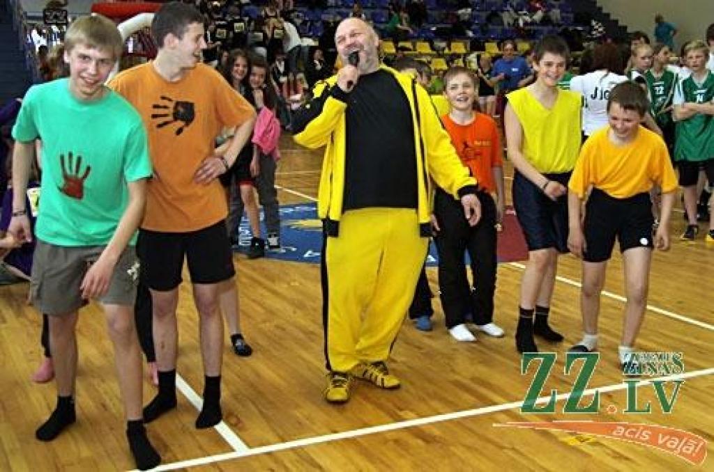Jelgavas Sporta hallē vakar notika pēdējais skolēnu sporta un prāta spēļu «ZZ čempionāts» pusfināls.
Par ceļazīmi uz «Zelta zivtiņas» finālu 6.jūnijā Rīgā un ceļojumu uz saulaino Itāliju sacentās Jelgavas 1.ģimnāzijas un citu Zemgales...