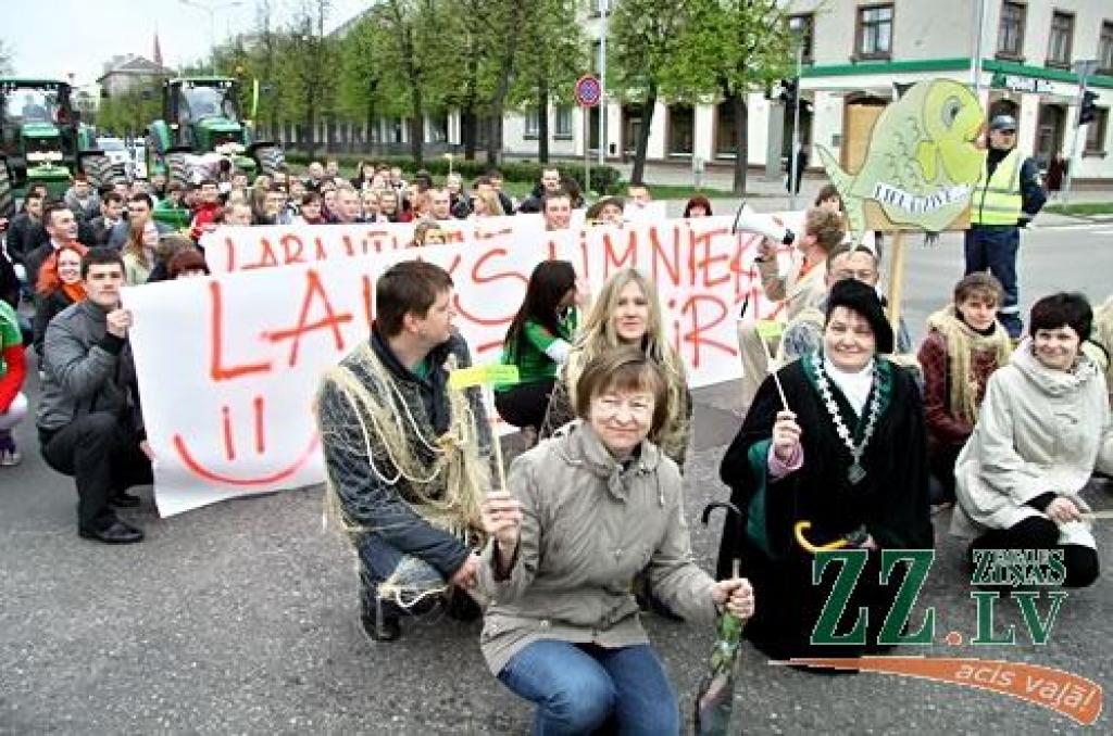 «Agronomu dienas», kas šorīt sākās ar gājienu Jelgavas ielās, šodien norisinās Jelgavā, bet rīt pārcelsies uz Vecauci. «Agronomu dienas» turpina tradicionālo LLU fakultāšu svētku sēriju, kur pēdējās fakultāšu dienas - «Vetu dienas 2010» -...