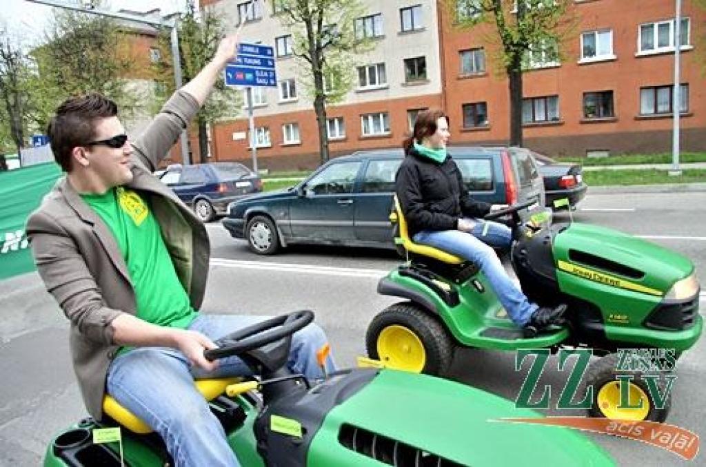 «Agronomu dienas», kas šorīt sākās ar gājienu Jelgavas ielās, šodien norisinās Jelgavā, bet rīt pārcelsies uz Vecauci. «Agronomu dienas» turpina tradicionālo LLU fakultāšu svētku sēriju, kur pēdējās fakultāšu dienas - «Vetu dienas 2010» -...