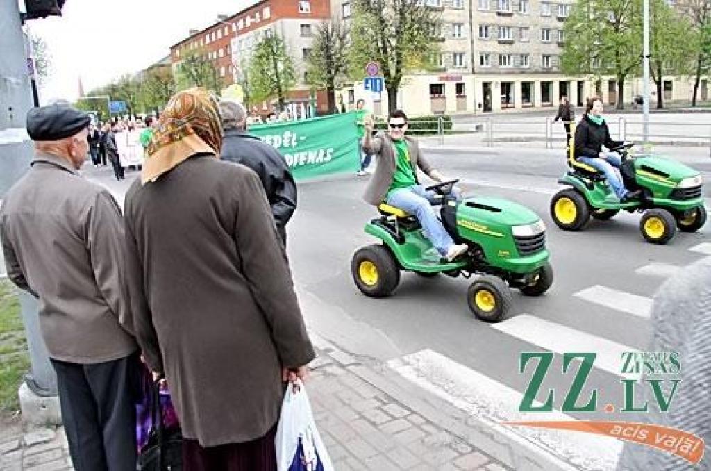 «Agronomu dienas», kas šorīt sākās ar gājienu Jelgavas ielās, šodien norisinās Jelgavā, bet rīt pārcelsies uz Vecauci. «Agronomu dienas» turpina tradicionālo LLU fakultāšu svētku sēriju, kur pēdējās fakultāšu dienas - «Vetu dienas 2010» -...