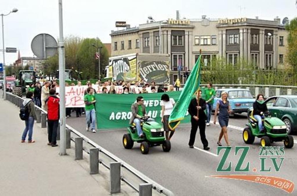 «Agronomu dienas», kas šorīt sākās ar gājienu Jelgavas ielās, šodien norisinās Jelgavā, bet rīt pārcelsies uz Vecauci. «Agronomu dienas» turpina tradicionālo LLU fakultāšu svētku sēriju, kur pēdējās fakultāšu dienas - «Vetu dienas 2010» -...