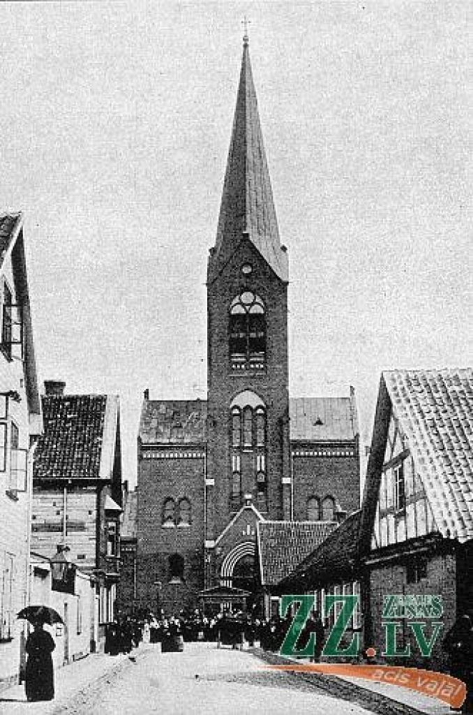 Arī šoreiz «Ziņu» fotogrāfs iemūžinājis mūsdienās aptuveni tādu pašu ainavu, kāda fotografēta 20.gadsimta sākumā, taču, ņemot vērā galerijas pirmās bildes tehniskās prasības pēc horizontāla kadrējuma, salīdzināmie attēli ir fotogalerijas...