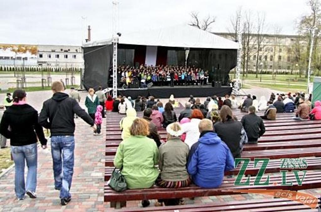 4.maija svētki Jelgavā turpinājās ar koncertu Uzvaras parkā «Ikviens ir Latvija!». Droši vien labvēlīgākos laika apstākļos pirmā sezonas brīvdabas koncerta apmeklētāju pulks būtu kuplāks, bet interesentu netrūka arī šoreiz. Līdzīgi...