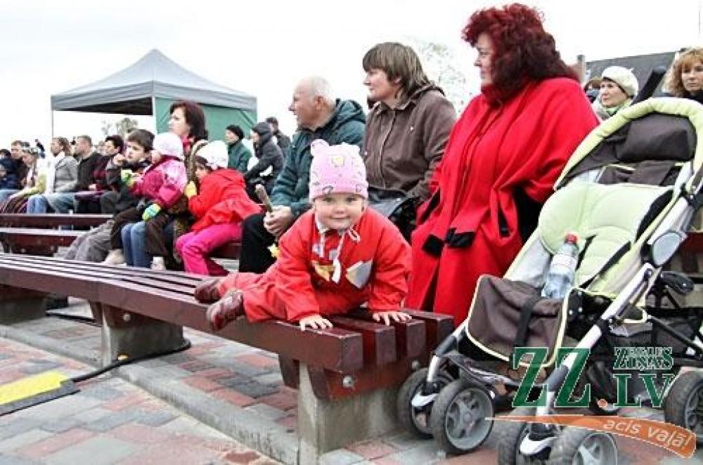 4.maija svētki Jelgavā turpinājās ar koncertu Uzvaras parkā «Ikviens ir Latvija!». Droši vien labvēlīgākos laika apstākļos pirmā sezonas brīvdabas koncerta apmeklētāju pulks būtu kuplāks, bet interesentu netrūka arī šoreiz. Līdzīgi...