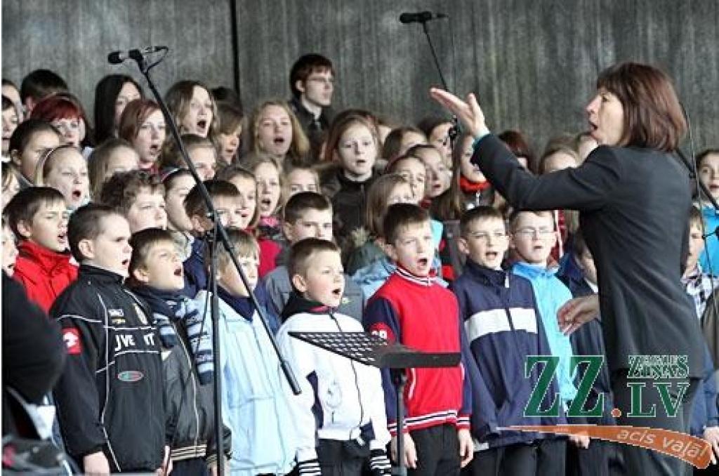 4.maija svētki Jelgavā turpinājās ar koncertu Uzvaras parkā «Ikviens ir Latvija!». Droši vien labvēlīgākos laika apstākļos pirmā sezonas brīvdabas koncerta apmeklētāju pulks būtu kuplāks, bet interesentu netrūka arī šoreiz. Līdzīgi...