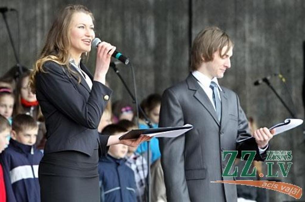 4.maija svētki Jelgavā turpinājās ar koncertu Uzvaras parkā «Ikviens ir Latvija!». Droši vien labvēlīgākos laika apstākļos pirmā sezonas brīvdabas koncerta apmeklētāju pulks būtu kuplāks, bet interesentu netrūka arī šoreiz. Līdzīgi...
