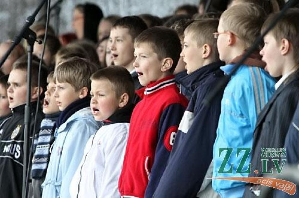 4.maija svētki Jelgavā turpinājās ar koncertu Uzvaras parkā «Ikviens ir Latvija!». Droši vien labvēlīgākos laika apstākļos pirmā sezonas brīvdabas koncerta apmeklētāju pulks būtu kuplāks, bet interesentu netrūka arī šoreiz. Līdzīgi...