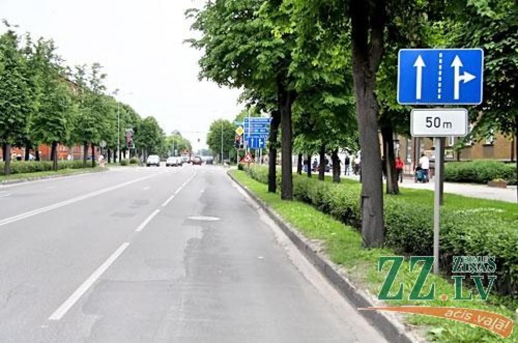 Šoreiz vecā bilde vienlaikus ir pretrunīgi pasniegtu vēstures notikumu liecība. Pirms 69 gadiem - 1941.gada 29.jūnijā - Jelgavu sasniedza Otrais pasaules karš, un pilsētā iesoļoja vācieši bez šaušanas un bez vardarbības, un, kā redzams...