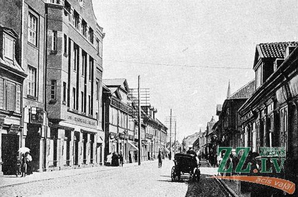 Šoreiz vecā bilde vienlaikus ir pretrunīgi pasniegtu vēstures notikumu liecība. Pirms 69 gadiem - 1941.gada 29.jūnijā - Jelgavu sasniedza Otrais pasaules karš, un pilsētā iesoļoja vācieši bez šaušanas un bez vardarbības, un, kā redzams...