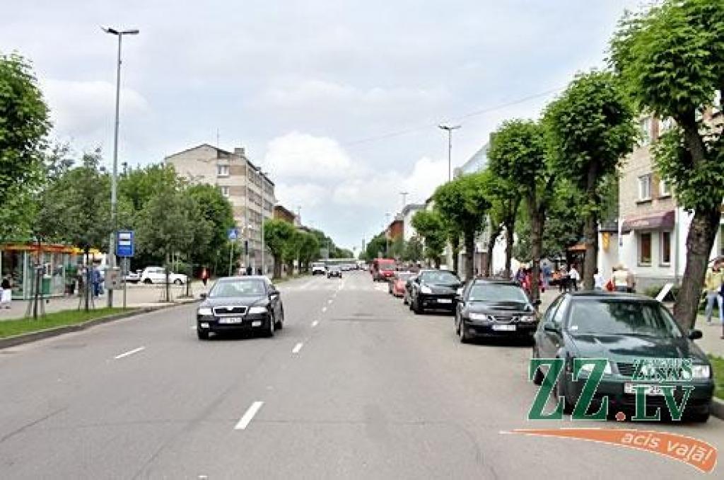 Vecajā un jaunajā attēlā redzam vienu un to pašu Pasta ielas posmu, kura redzamākā atšķirība ir tā, ka pirms Otrā pasaules kara Pasta iela neturpinājās aiz Lielās ielas. Precīzāk, no Lielās ielas tā sākās.
Kā informē Jelgavas Vēstures un...