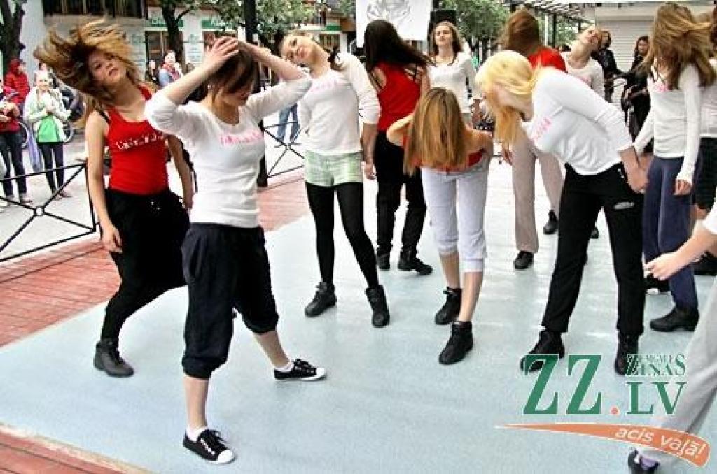 Lai ar kustību bagātinātu Jelgavas kultūras vidi, kā arī ļautu klātesošajiem piedalīties dejas rašanās maģijā, deju studijas «Intriga» dalībnieces kopā ar Baltijas Jauno mūziķu skolas audzēkņiem horeogrāfes Sintijas Siliņas vadībā trešdien...