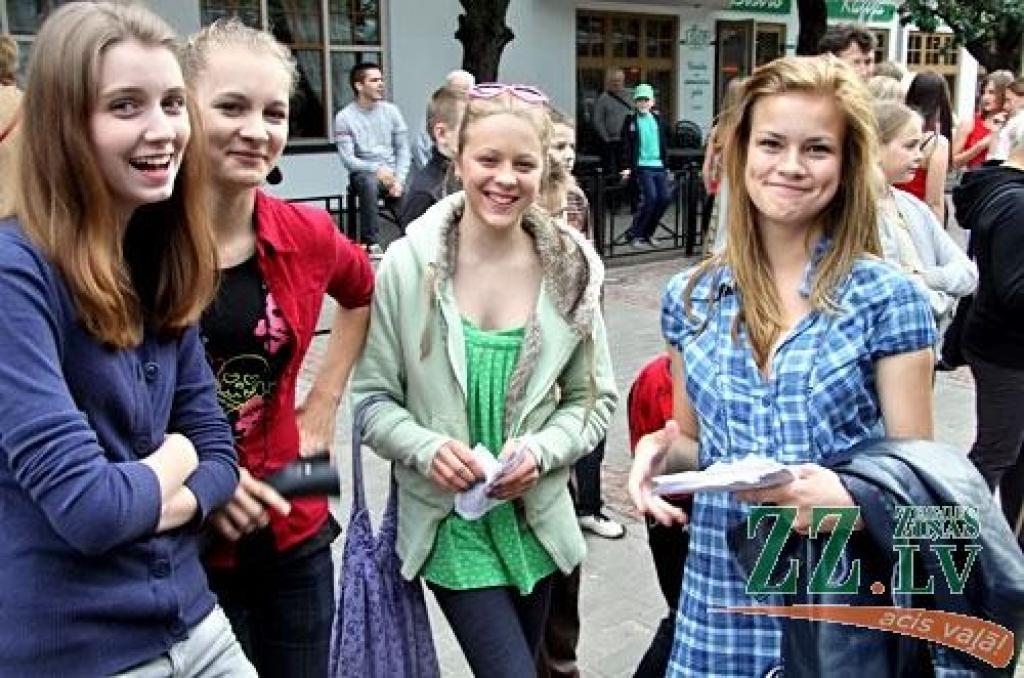 Lai ar kustību bagātinātu Jelgavas kultūras vidi, kā arī ļautu klātesošajiem piedalīties dejas rašanās maģijā, deju studijas «Intriga» dalībnieces kopā ar Baltijas Jauno mūziķu skolas audzēkņiem horeogrāfes Sintijas Siliņas vadībā trešdien...