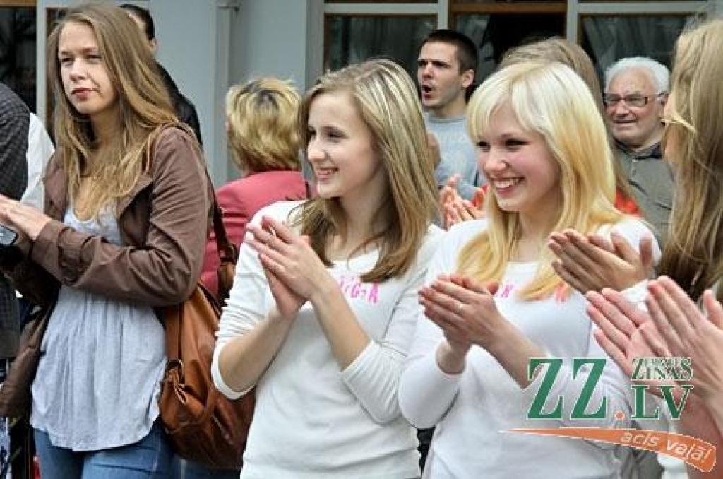 Lai ar kustību bagātinātu Jelgavas kultūras vidi, kā arī ļautu klātesošajiem piedalīties dejas rašanās maģijā, deju studijas «Intriga» dalībnieces kopā ar Baltijas Jauno mūziķu skolas audzēkņiem horeogrāfes Sintijas Siliņas vadībā trešdien...
