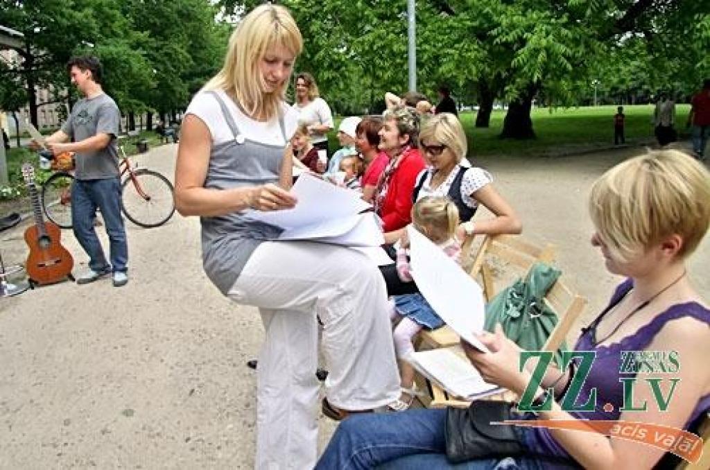 Atcerēties zināmās un iemācīties mazāk zināmās Līgo dziesmas vakar Raiņa parkā aicināja Jelgavas Bērnu un jauniešu mūzikas kluba vadītājs Endijs Rozenbergs un viņa kluba dalībnieki. Dziedāšanu papildināja Spīdolas ģimnāzijas audzēkņu...
