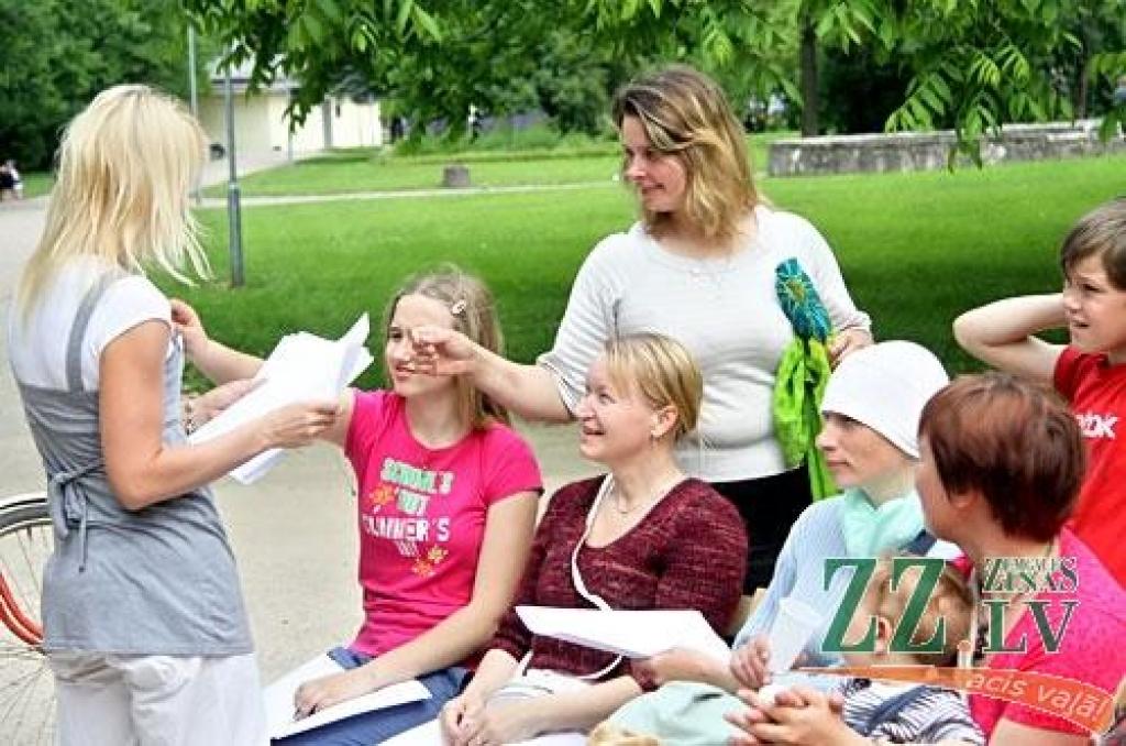 Atcerēties zināmās un iemācīties mazāk zināmās Līgo dziesmas vakar Raiņa parkā aicināja Jelgavas Bērnu un jauniešu mūzikas kluba vadītājs Endijs Rozenbergs un viņa kluba dalībnieki. Dziedāšanu papildināja Spīdolas ģimnāzijas audzēkņu...