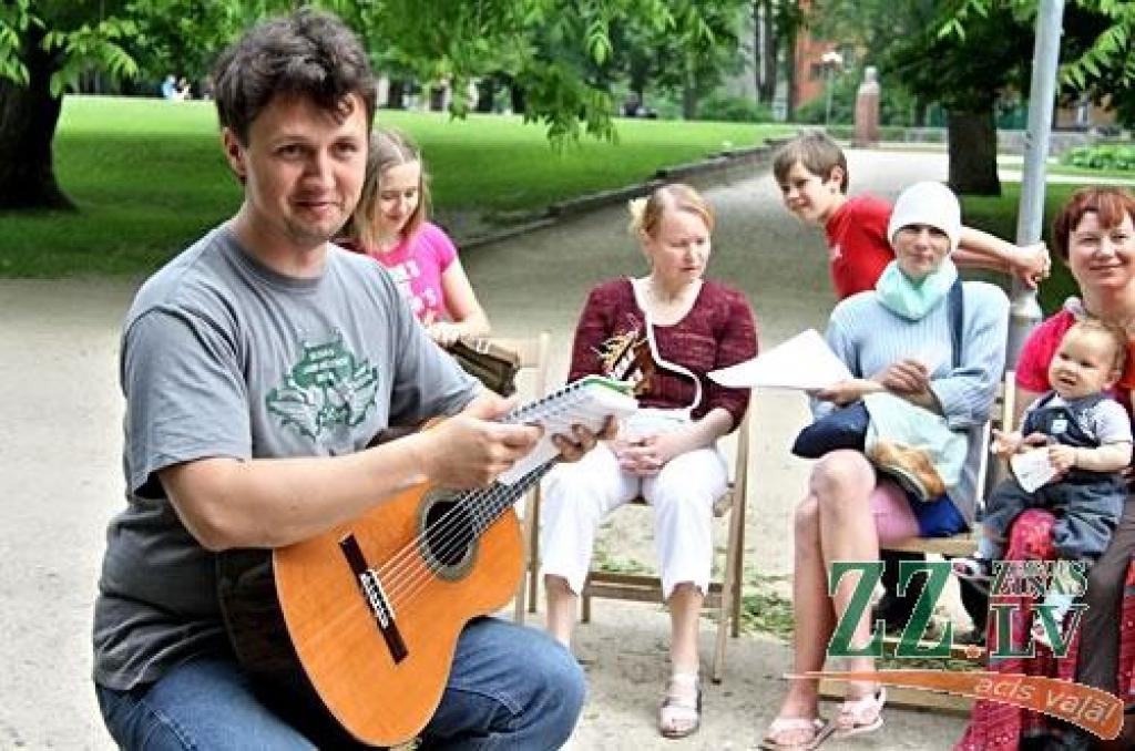 Atcerēties zināmās un iemācīties mazāk zināmās Līgo dziesmas vakar Raiņa parkā aicināja Jelgavas Bērnu un jauniešu mūzikas kluba vadītājs Endijs Rozenbergs un viņa kluba dalībnieki. Dziedāšanu papildināja Spīdolas ģimnāzijas audzēkņu...