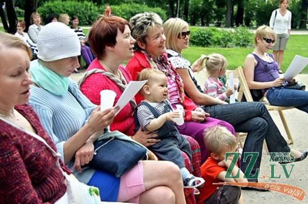 Atcerēties zināmās un iemācīties mazāk zināmās Līgo dziesmas vakar Raiņa parkā aicināja Jelgavas Bērnu un jauniešu mūzikas kluba vadītājs Endijs Rozenbergs un viņa kluba dalībnieki. Dziedāšanu papildināja Spīdolas ģimnāzijas audzēkņu...