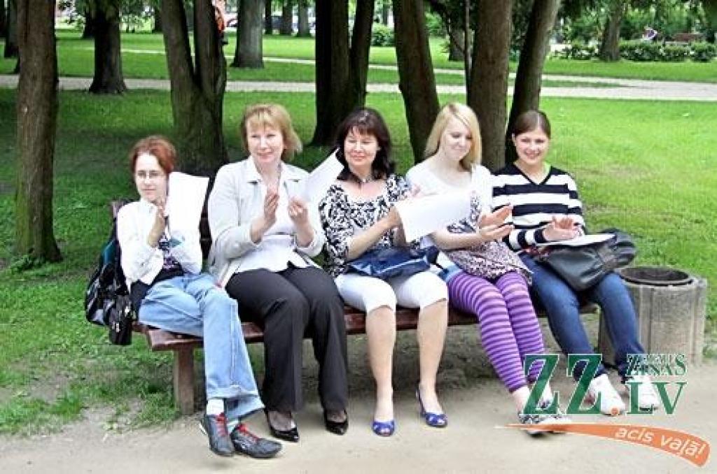 Atcerēties zināmās un iemācīties mazāk zināmās Līgo dziesmas vakar Raiņa parkā aicināja Jelgavas Bērnu un jauniešu mūzikas kluba vadītājs Endijs Rozenbergs un viņa kluba dalībnieki. Dziedāšanu papildināja Spīdolas ģimnāzijas audzēkņu...