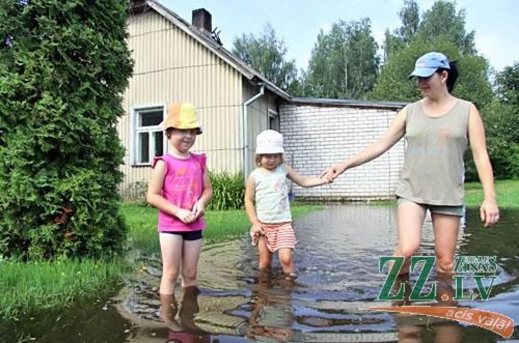 Otrdienas vakara negaiss, ko pavadīja spēcīgs vējš un lietus, daudzviet pārpludinājis dārzus, laukus, lauzis kokus vai to zarus, kā arī sagāzis veldrē labību.

Valsts ugunsdzēsības un glābšanas dienests saņēmis trīs izsaukumus par vētrā...