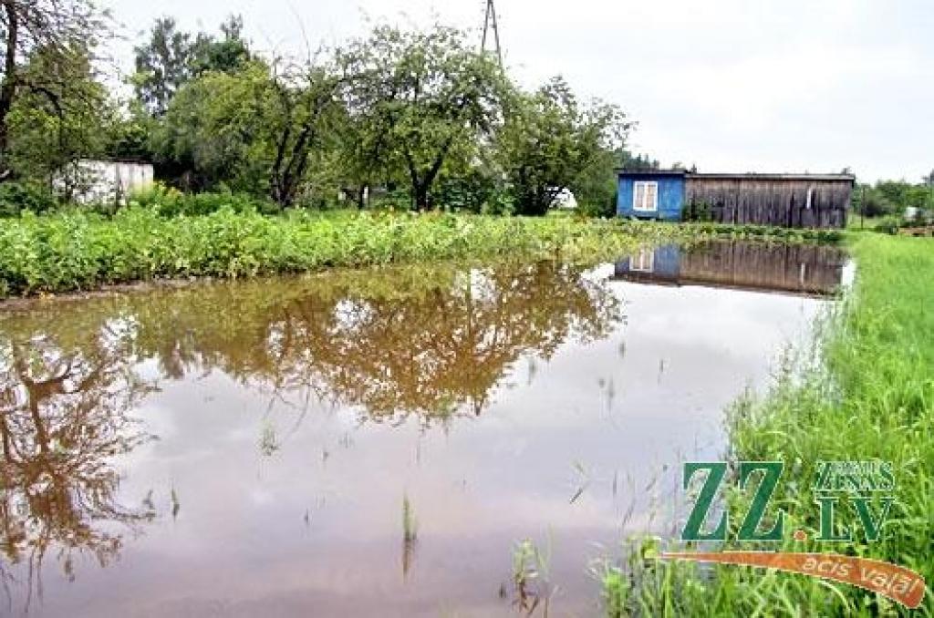 Otrdienas vakara negaiss, ko pavadīja spēcīgs vējš un lietus, daudzviet pārpludinājis dārzus, laukus, lauzis kokus vai to zarus, kā arī sagāzis veldrē labību.
Valsts ugunsdzēsības un glābšanas dienests saņēmis trīs izsaukumus par vētrā...
